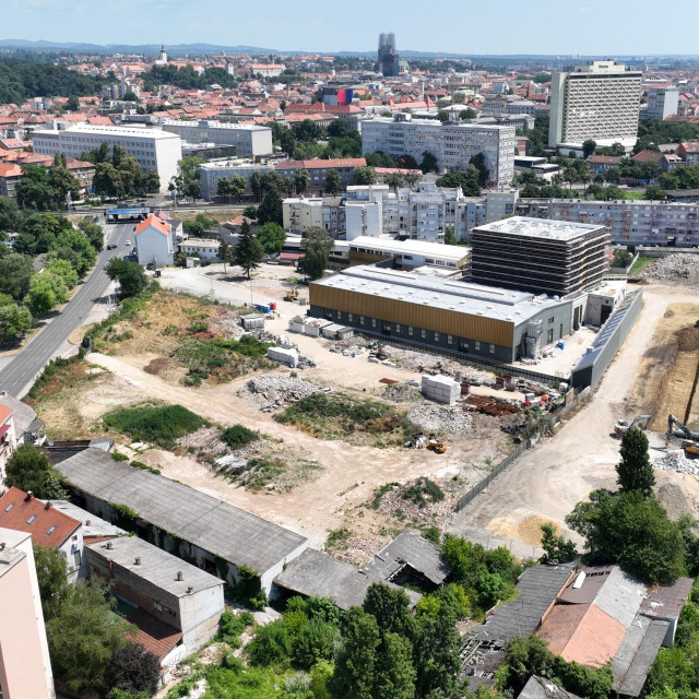 Lokacija u Adžijinoj ulici (lijevo) kod HNK2 (gore) i stadiona u gradnji (desno)