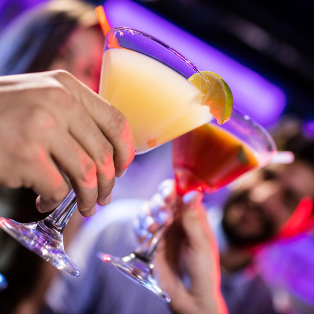 Nazdravljanje u noćnom baru, ilustracija