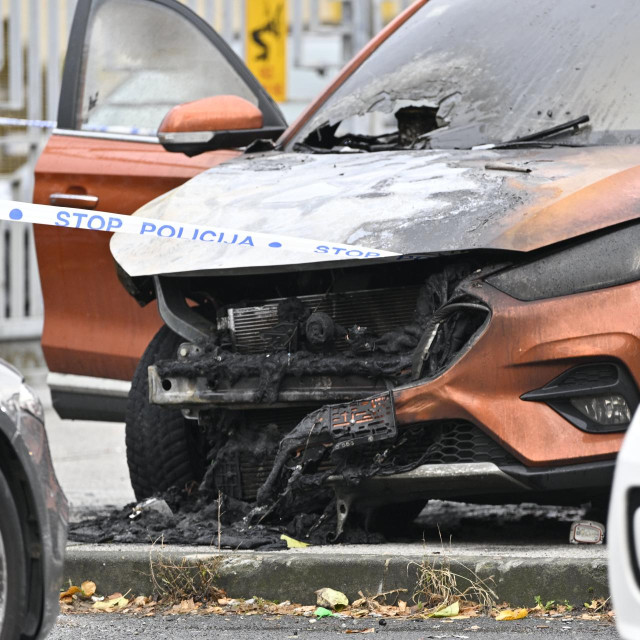 Jutros u četiri sata zapaljena su dva automobila