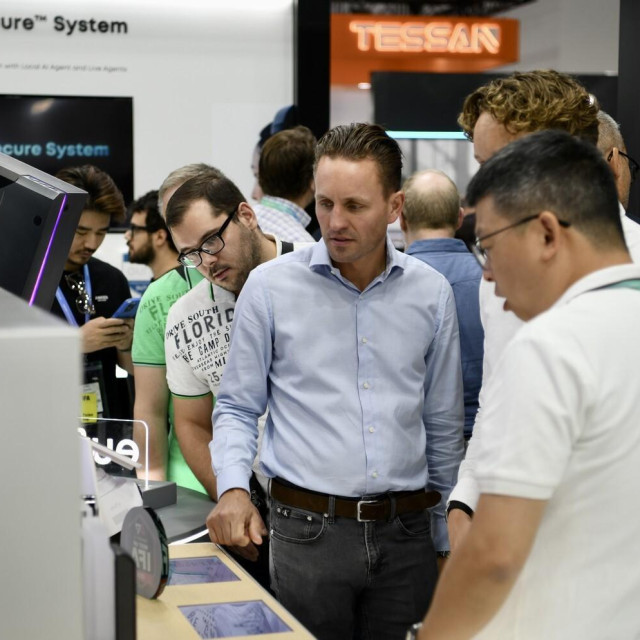 osjetitelji razgovaraju s izlagačem (prvi s desna) u izložbenom prostoru tvrtke Anker na sajmu IFA Berlin 2025 u Berlinu, Njemačka, 6. rujna 2025.

IFA Berlin 2025, jedan od najvećih svjetskih sajmova potrošačke elektronike i kućanskih aparata, otvoren je u petak, stavljajući u fokus teme usmjerene na budućnost poput informacijske tehnologije, umjetne inteligencije, softvera i računalne snage te održivih rješenja za dom, mobilnost i stil života.