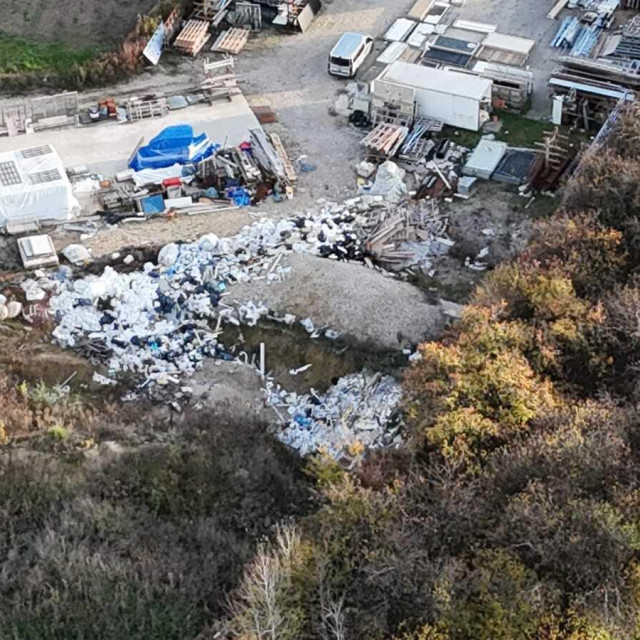 Divlje odlagalište otpada na privatnom posjedu tvrtke Tehnoplast profili