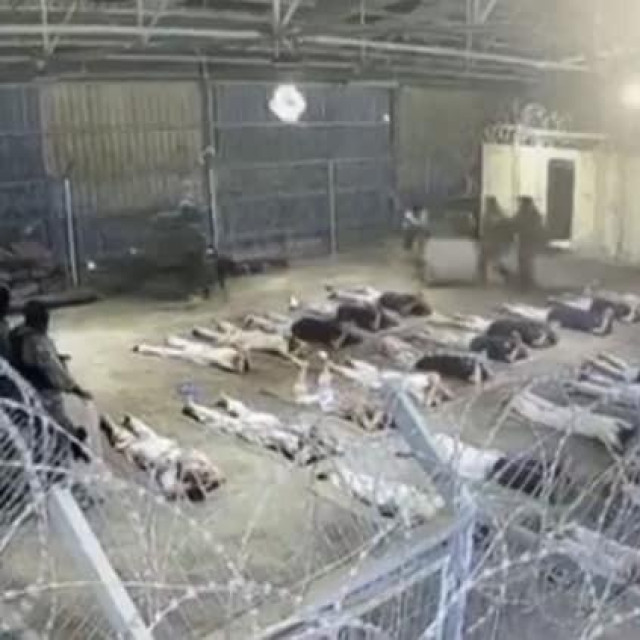 Snimka s nadzornih kamera navodno prikazuje napad na Palestince uhićene pod optužbom za terorizam