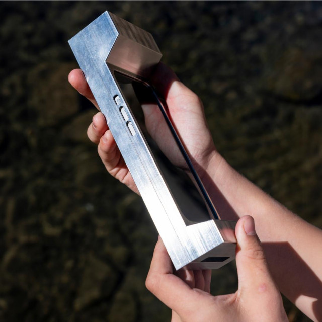 Mobilni uređaj s ovom maskom funkcionira i kao uteg za vježbanje