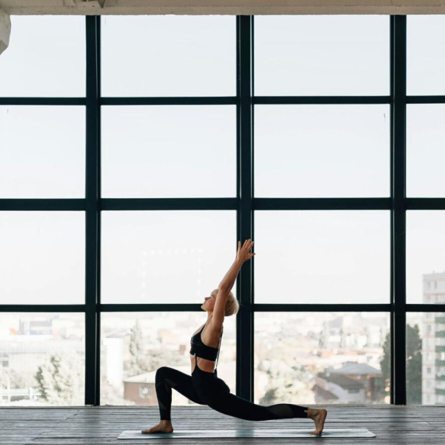 Žena koja radi jogu