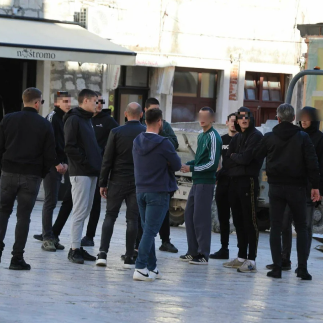 Mladići koji su se okupili pred Peškarijom