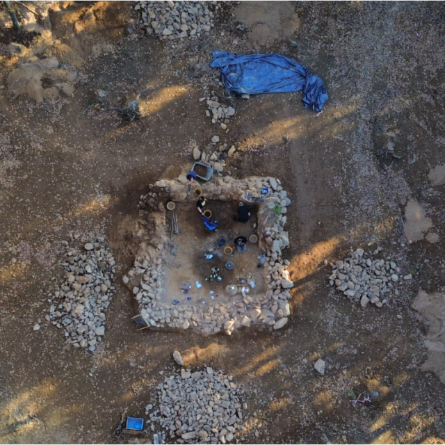 Zračna snimka grobne komore tijekom istraživanja