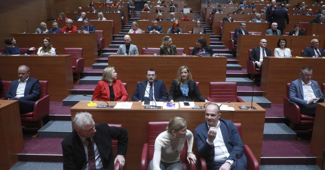 Opozicija kritizira HDZ zaradi odnosa do ustaštva in pozdrava ZDS