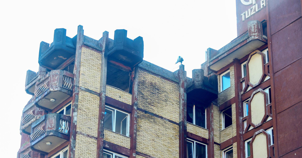 Šok i bijes u BiH nakon katastrofalnog požara u Tuzli: ‘Tko je odlučio da ti ljudi budu na najvišim katovima zgrade?‘