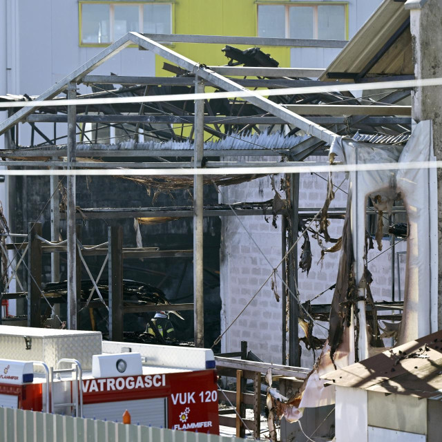 Zgarište skladišta tvrtke Pneumatik nakon požara u utorak
 