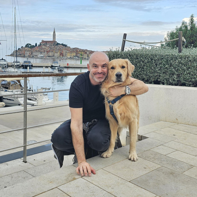 Davor Bilman i njegov zlatni retriver Art