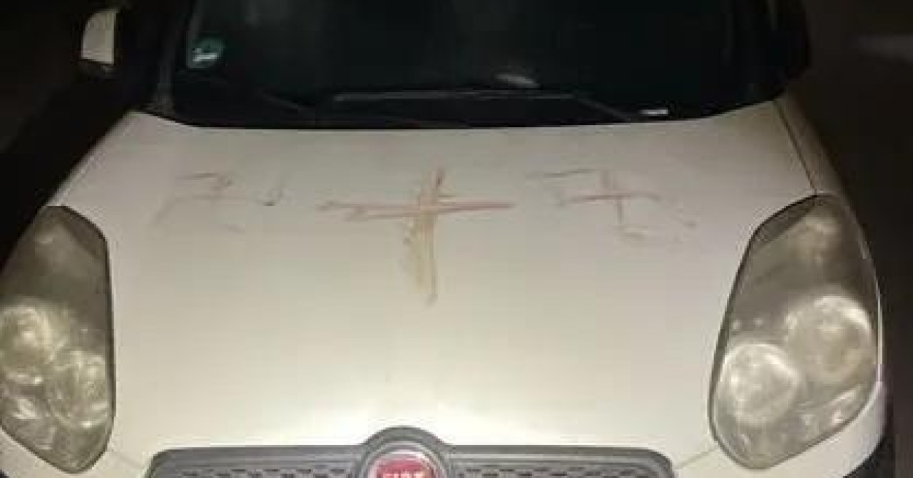 Uhićen Rumunj (31) koji je krvlju crtao kukaste križeve na autima i kućama