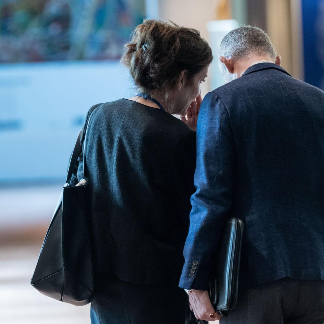 Dorothy Shea snimljena u razgovoru s francuskim veleposlanikom u UN-u Jeromeom Bonnafontom