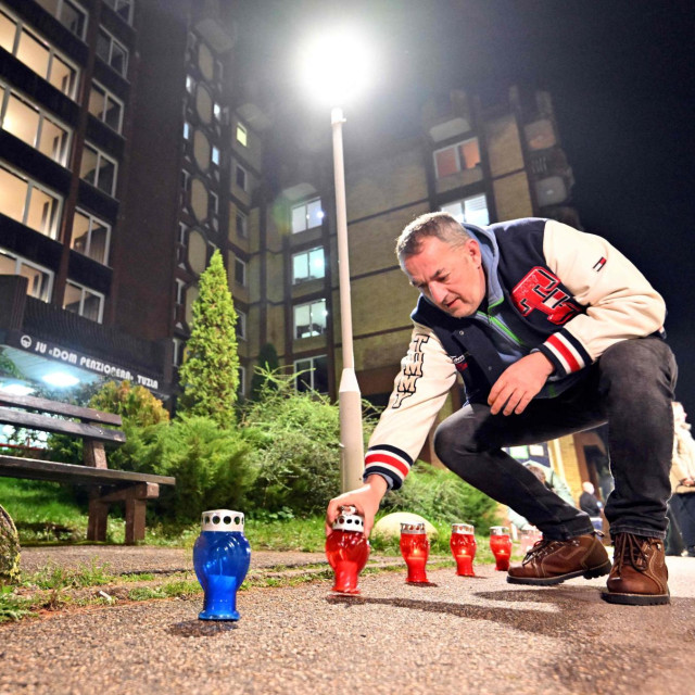 Paljenje svijeća za žrtve požara u Tuzli