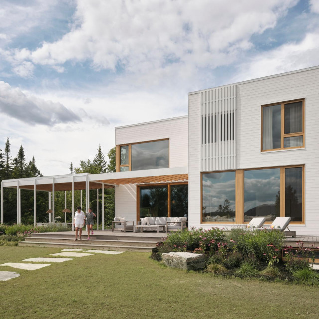 Kuća je osmišljena kao skladan niz kubičnih volumena s ravnim krovovima