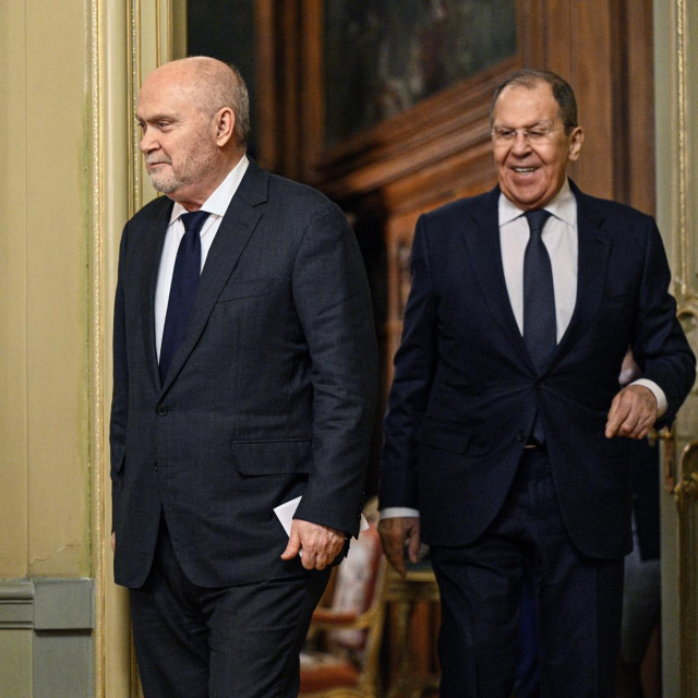 Glavni tajnik OESS-a Turčin Feridun Sinirlioglu (lijevo) i Sergej Lavrov (desno)