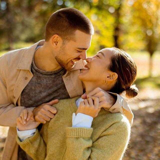 Sretni par u prirodi, ilustrativna fotografija