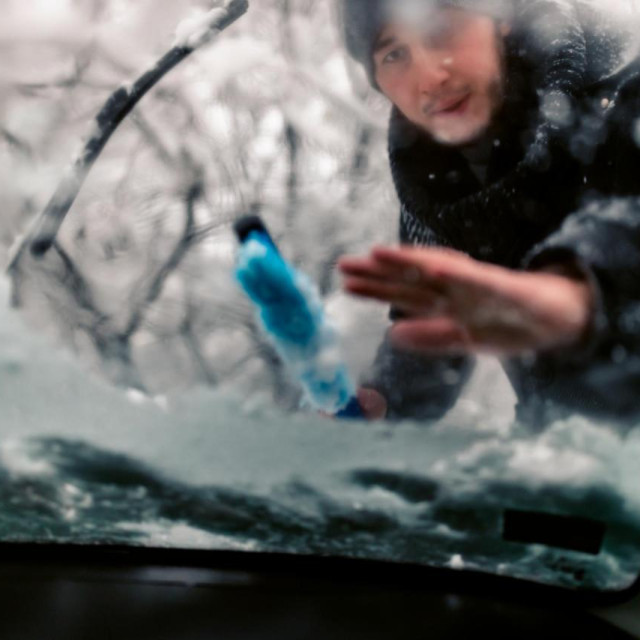 Zaleđena stakla na automobilu, ilustracija