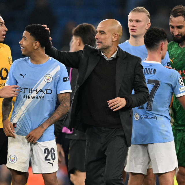 Pep Guardiola čestita svojim igračima nakon pobjede protiv Borussije Dortmund