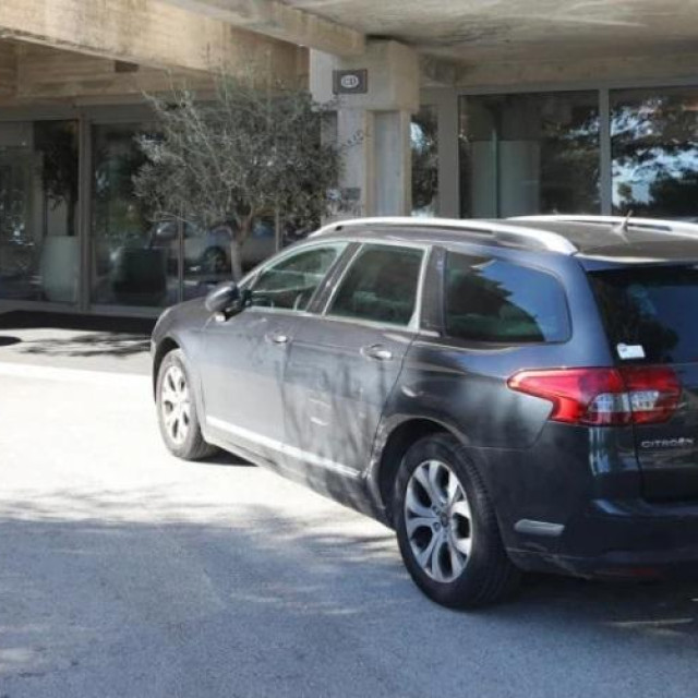 Automobil francuskih oznaka ispred hotela Soline u Brelima