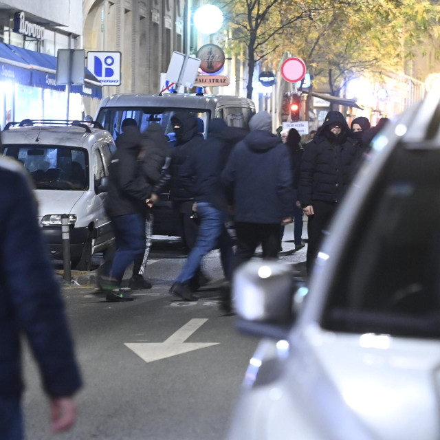 Okupljeni ispred SKD-a