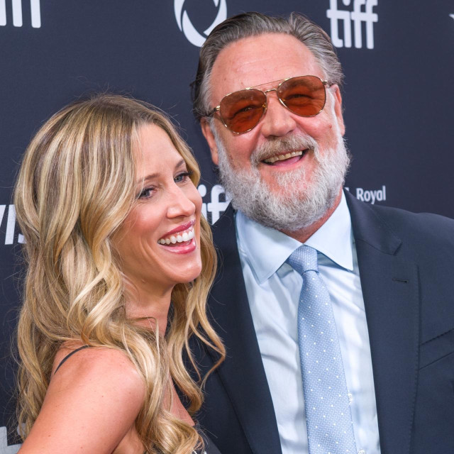 Britney Theriot i Russell Crowe
 