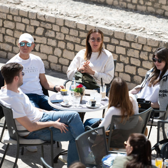 Zadar, 190425.
Zadrani uzivaju u subotnjoj setnji Poluotokom i ispijanju kava na terasama kafica.