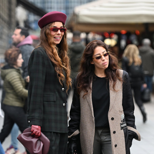 Olja Vori i Dženifer Džoni  