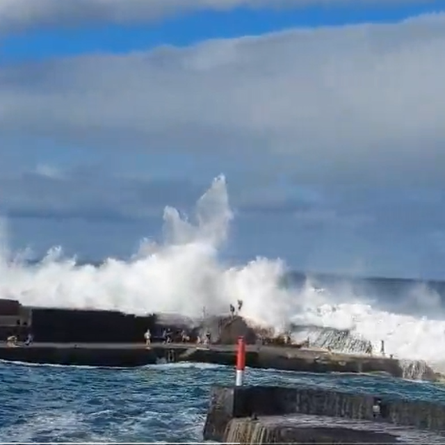 Trenutak kada su valovi pogodili obalu Puerto de la Cruza