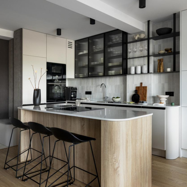 Prekidanje pravog kuta unosi toplinu, ritam i osobnost u dizajn kuhinje. Kruta geometrija zamjenjuje se fluidnošću i skladom, stvarajući prostor koji više nije samo funkcionalan – nego živ, društven i ugodno privlačan.