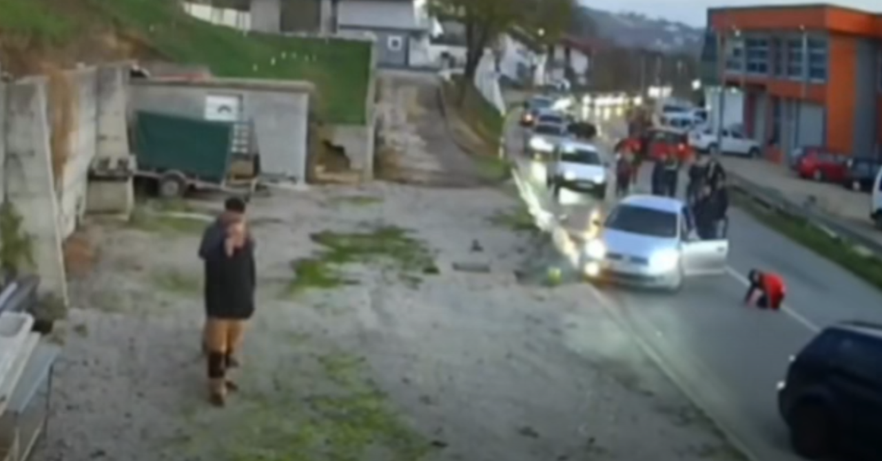 UZNEMIRUJUĆI VIDEO Otac i sin izazvali nesreću, pokrenuli tučnjavu pa se automobilom zabili u ljude