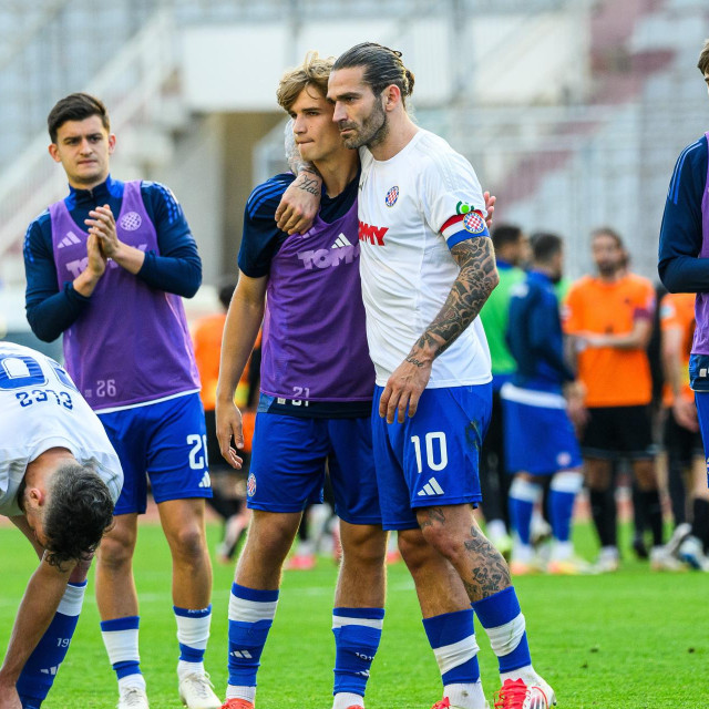 Marko Livaja (grli Rokasa Pukštasa) i Michele Šego (desno)