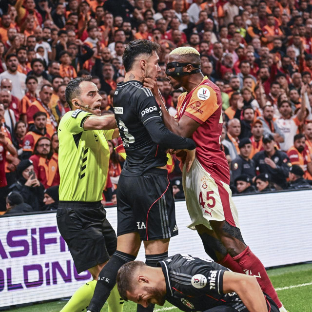 Emirhan Topcu i Victor Osimhen za vrijeme derbija turskog prvenstva Galatasaray - Bešiktaš