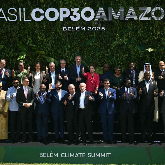 TOPSHOT - Brazil‘s President Luiz Inacio Lula da Silva (C) gives the thumbs up alongside heads of state and representatives as they pose for the family photo of the Leaders Summit, ahead of the COP30 UN climate conference in Belem, Para State, Brazil, on November 7, 2025. (Photo by Mauro PIMENTEL/AFP)
