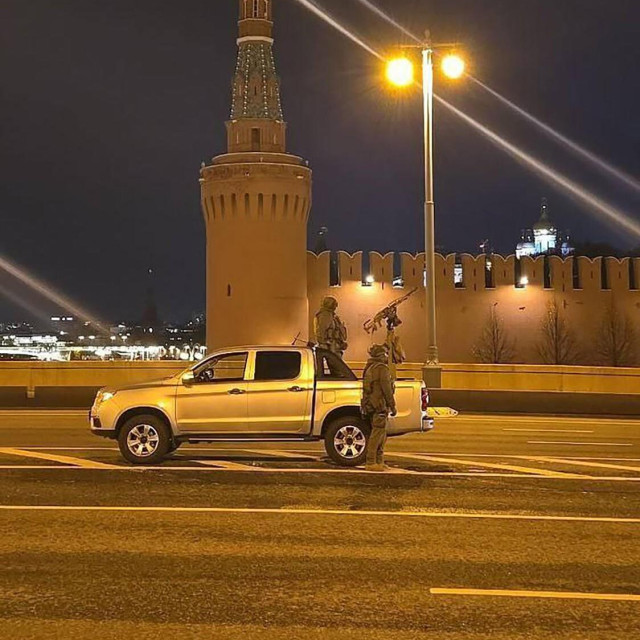 Ruski vojnici sa strojnicom instaliranom na kamionet štite Kremlj od zračnih udara