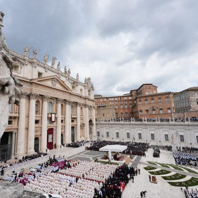 Pogled na Trg sv. Petra u Vatikanu