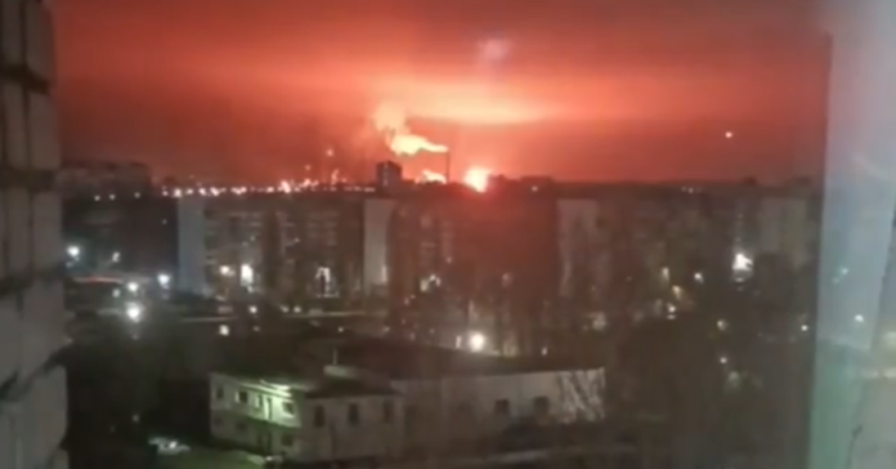 VIDEO Ukrajinci dronovima zasuli ruske gradove, odjekivale eksplozije, pogođena i naftna rafinerija. Stižu snimke