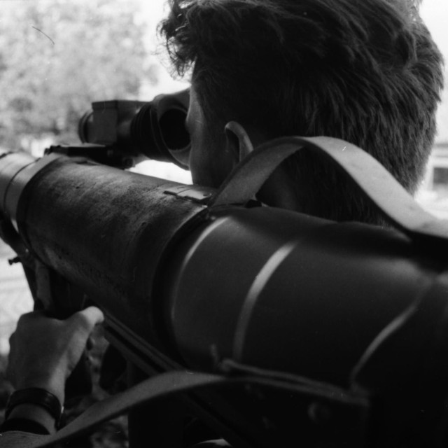 Branitelj Vukovara čeka tenk na prilazima gradu