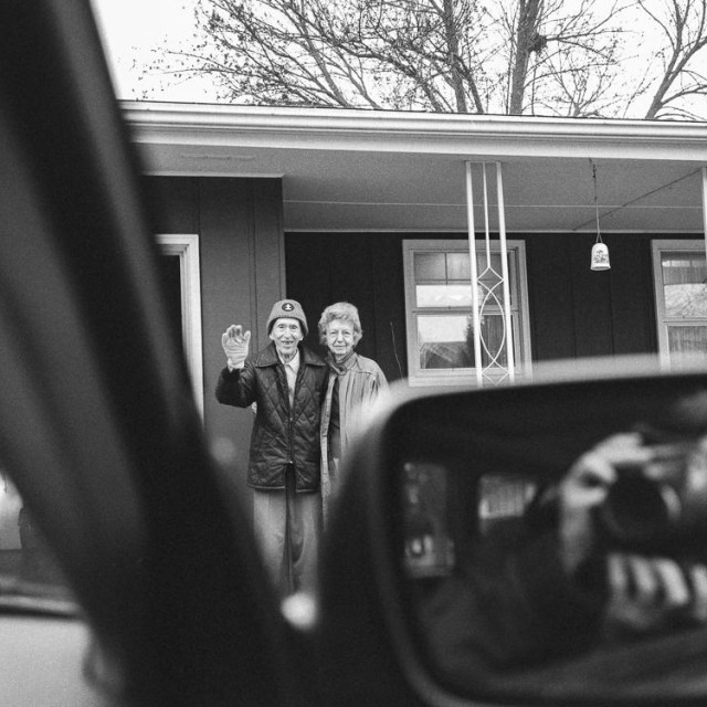 Čak 27 godina snimala je svoje roditelje, kako se  s njima pozdravlja, sve dok nisu preminuli. Ova je fotografija nastala nakon posjeta za Božić