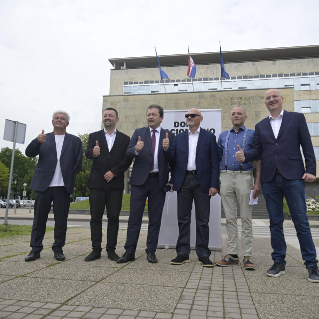 Šefovi pet stranaka – Hrvatskih suverenista, DOMiNO-a, HSP-a, Bloka za Hrvatsku i Jedino Hrvatska – nastavljaju razgovore 17. i 18. studenoga u Vukovaru, a prva faza stvaranja nove ”Vukovarske koalicije” trebala bi biti završena do konca studenoga