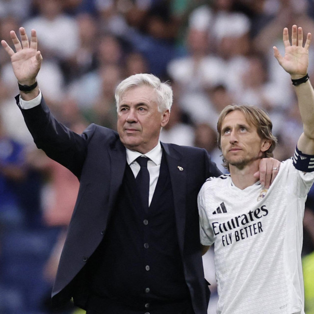Carlo Ancelotti i Luka Modrić na oproštaju od madridske publike