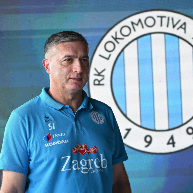 Zagreb, 040925. Strojarska 20 Predstavljanje rukometasica Lokomotive uoci nove sezone. Na fotografiji: Silvijo Ivandija.