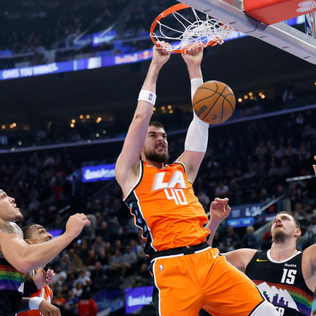 Ivica Zubac zakucava između Nikole Jokića i Aarona Gordona