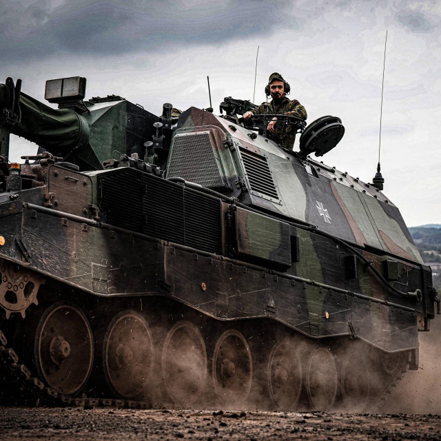 Njemački vojnik na samohodnoj PzH 2000 haubici