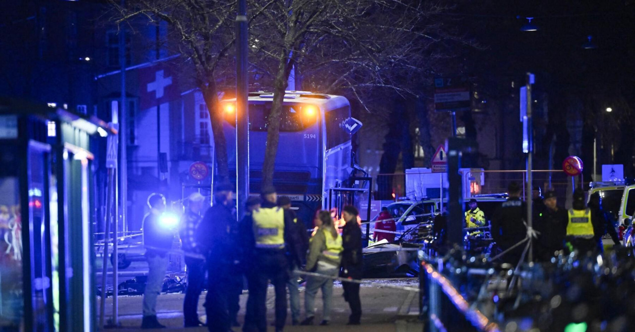 Užas u centru Stockholma, autobus se zabio u stanicu i kosio ljude, više mrtvih, vozač uhićen!