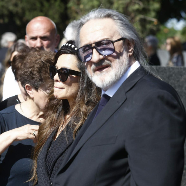 Nikolina Pišek i njen svekar Miša Grof na sprovodu Vidoja Ristovića u Beogradu 2022.