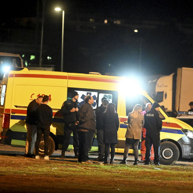 Zagreb, 141125.
Kod Zagrebackog velesajma, gdje se odrzava Interliber, skupina mladica napala je malo prije 17 sati dvije mladje osobe.
Na mjestu dogadjaja su policija i Hitna pomoc, istraga je u tijeku.