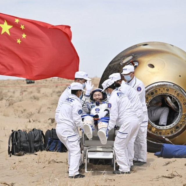 Astronaut Cai Xuzhe prilikom izvlačenja iz kapsule prilikom povratka na Zemlju jedne prijašnje letjelice