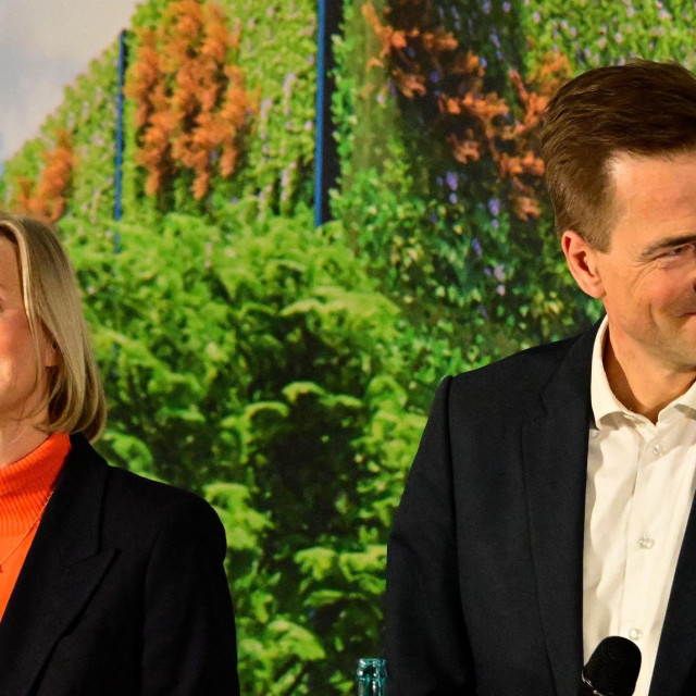 Marianne Janik (lijevo), potpredsjednica Google Clouda za sjevernu Europu, i Philipp Justus, potpredsjednik Googlea za srednju Europu, obraćaju se novinarima na konferenciji za medije u Berlinu 11. studenoga 2025., na kojoj je kompanija predstavila veliki investicijski plan za Njemačku