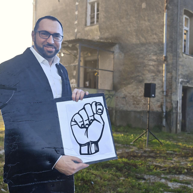 Kartonski Tomašević se ukazao na prosvjedu protiv Tomaševića