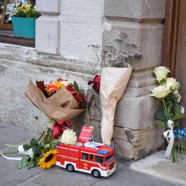 Ljudi ostavljaju cvijeće i igračke ispred kuće u kojoj je dječak živio